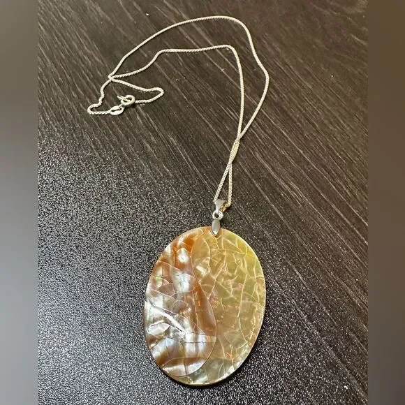 SALE! Mother of pearl pendant on a solid .925 18” box chain! - Picture 3 of 9